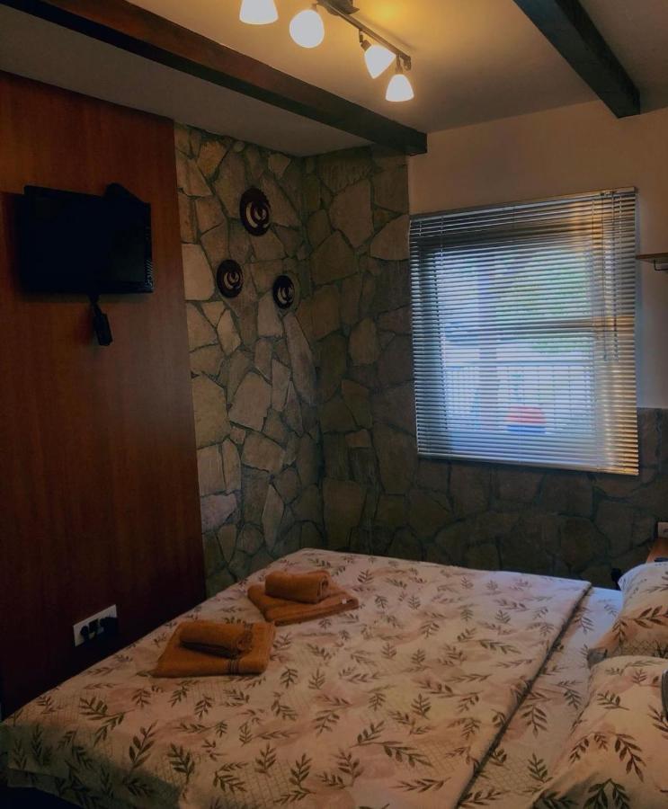 Vikendica,Bungalovi Lipska Pecina Цетинє Екстер'єр фото